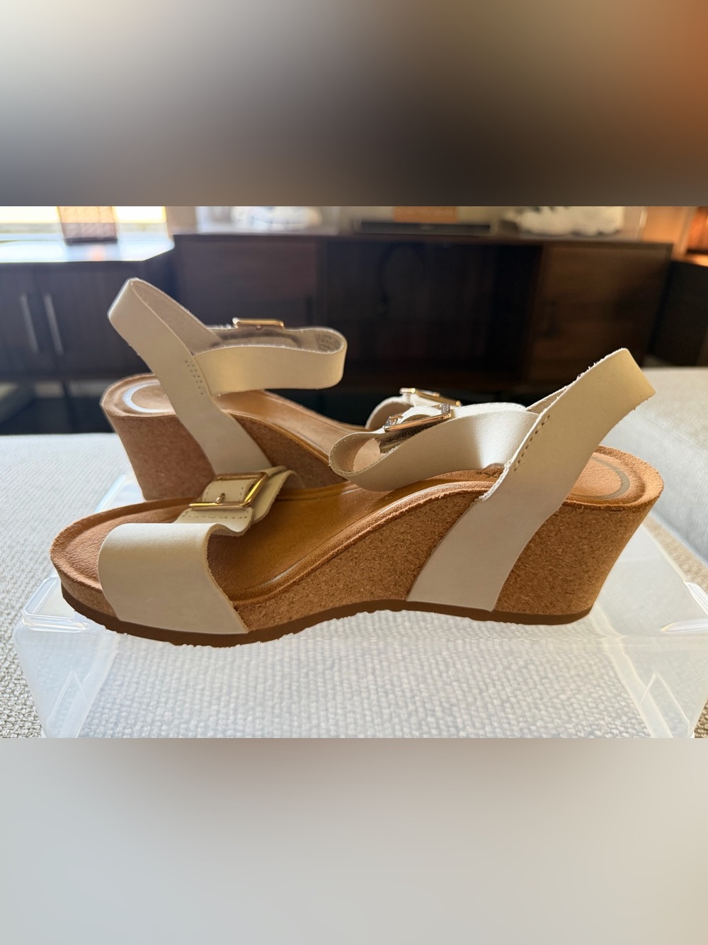 NWOT Aetrex Women’s Beige Wedge Sandals with Gold Buckles - Picture 3 of 5